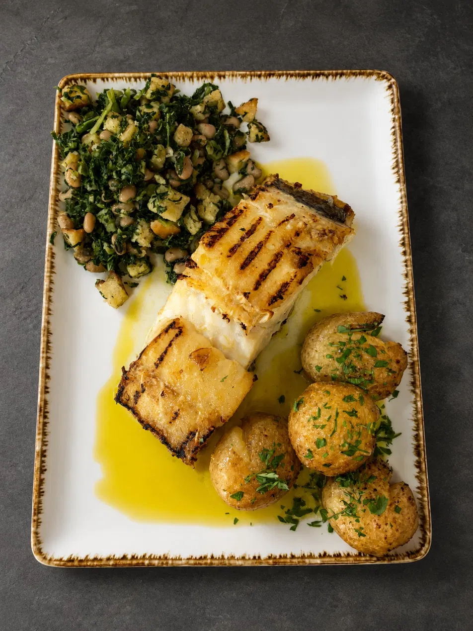 Lombo de bacalhau grelhado com batata a murro e migas de grelos